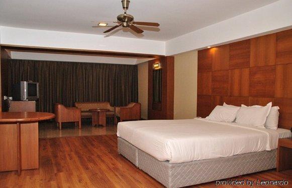 Hotel Aurora Towers Pune Room photo